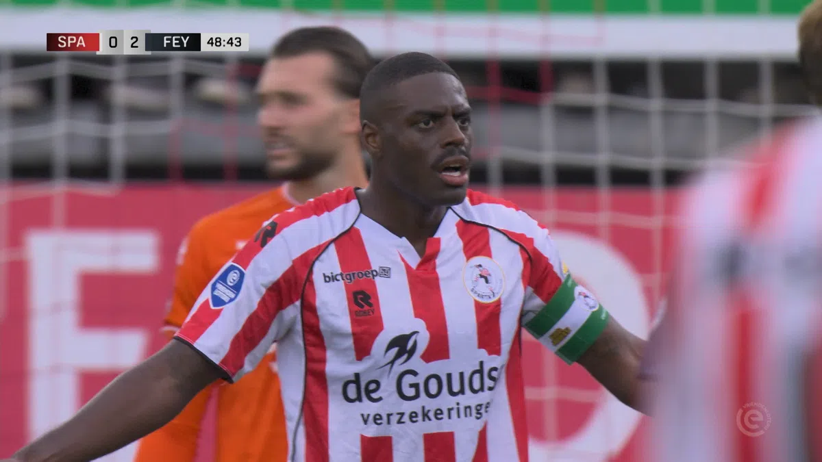 Dramatische derby: Van Aanholt helpt Feyenoord met twee kapitale fouten