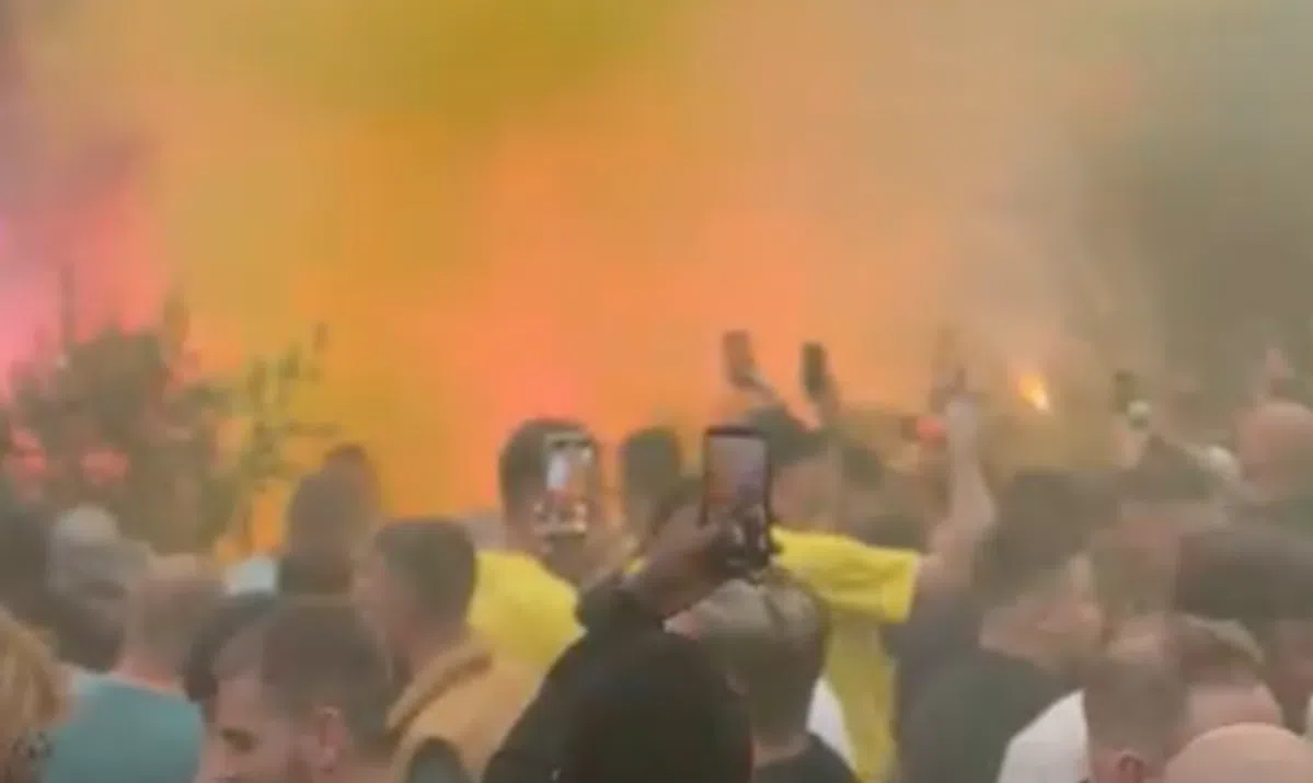Schitterende beelden: Vitesse-fans vieren feest na terugkrijgen proflicentie
