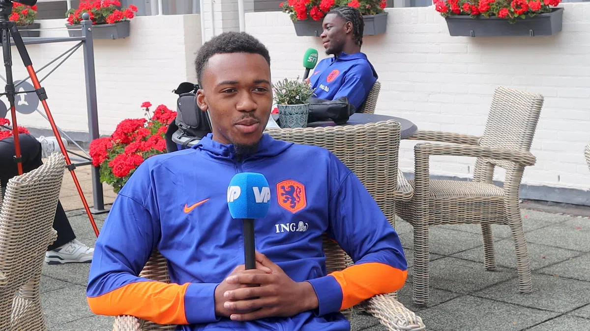 Milambo lyrisch over Henderson: 'Hij spreekt de trainers er ook op aan'