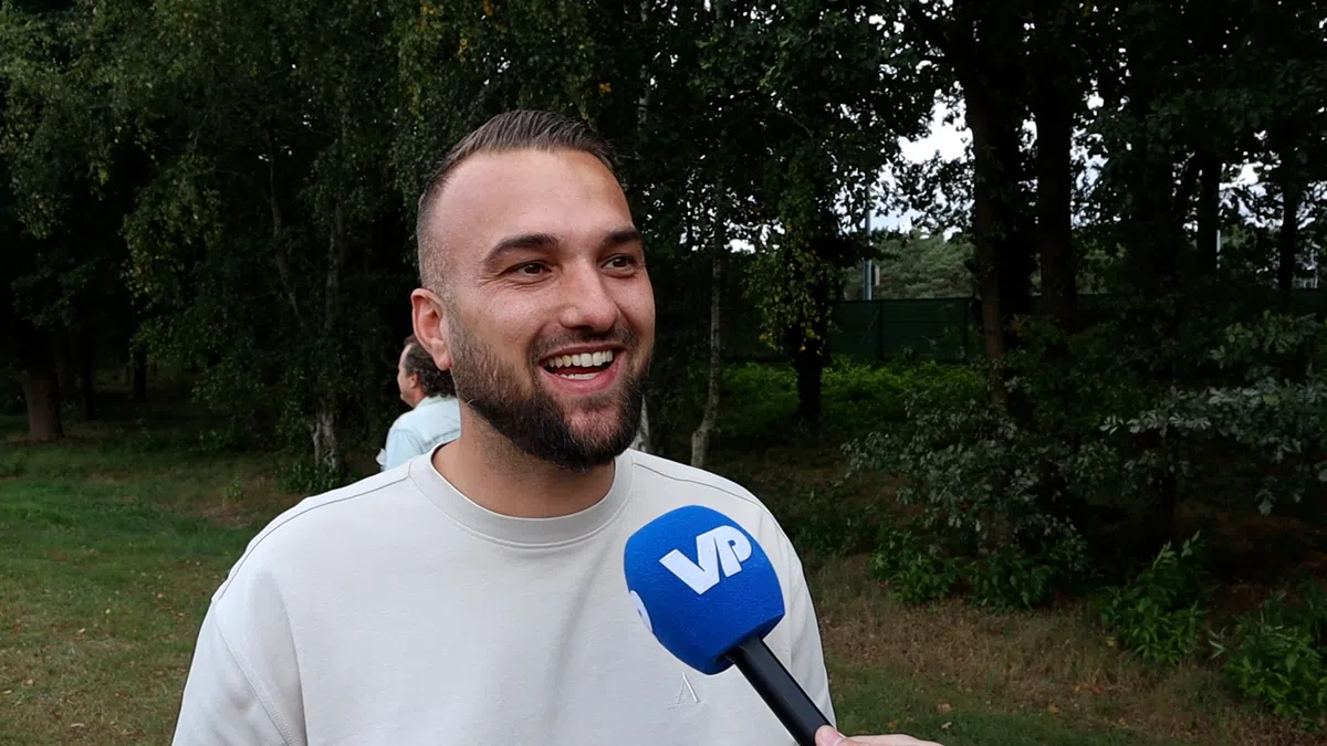 Vitesse-fan lacht en richt zich tot de NEC-fans: 'Toch weer naar Arnhem!'