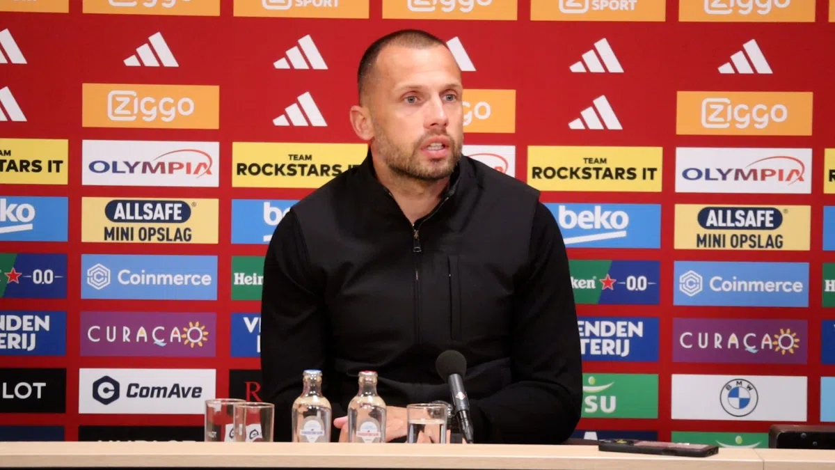 Heitinga licht keuze in Ajax-achterhoede toe: 'Hij is gewoon fitter op dit moment'