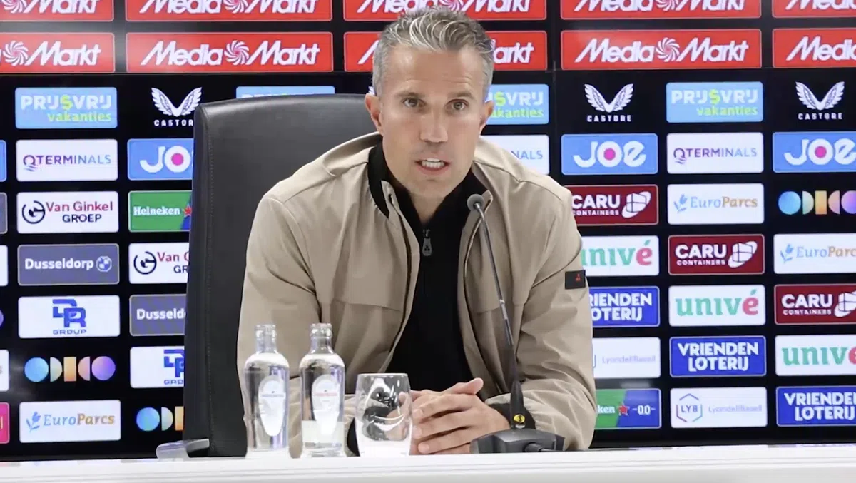 Van Persie verklaart aanvallende wissel na rood Hadj Moussa