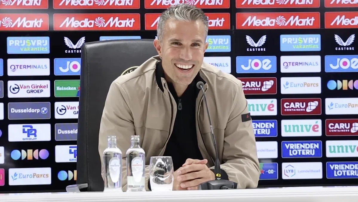 Van Persie grapt op persconferentie: 'Dan ga ik met twaalf man spelen!'