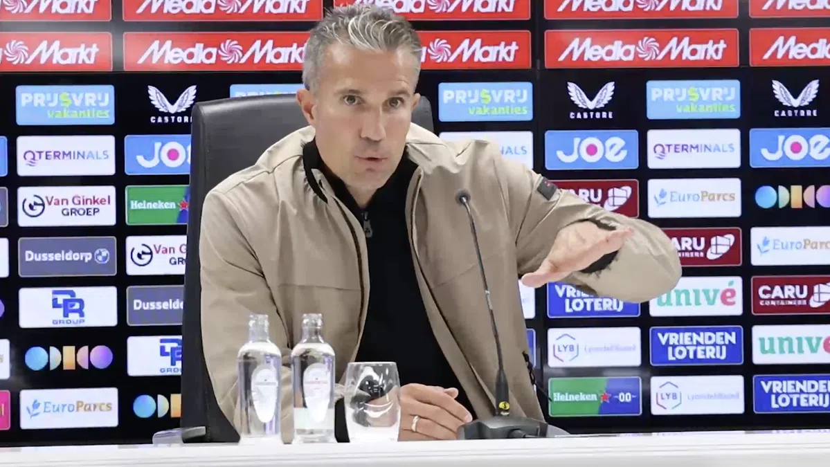 Van Persie wuift rode kaart Hadj Moussa weg: 'Als je lang hebt gevoetbald...'