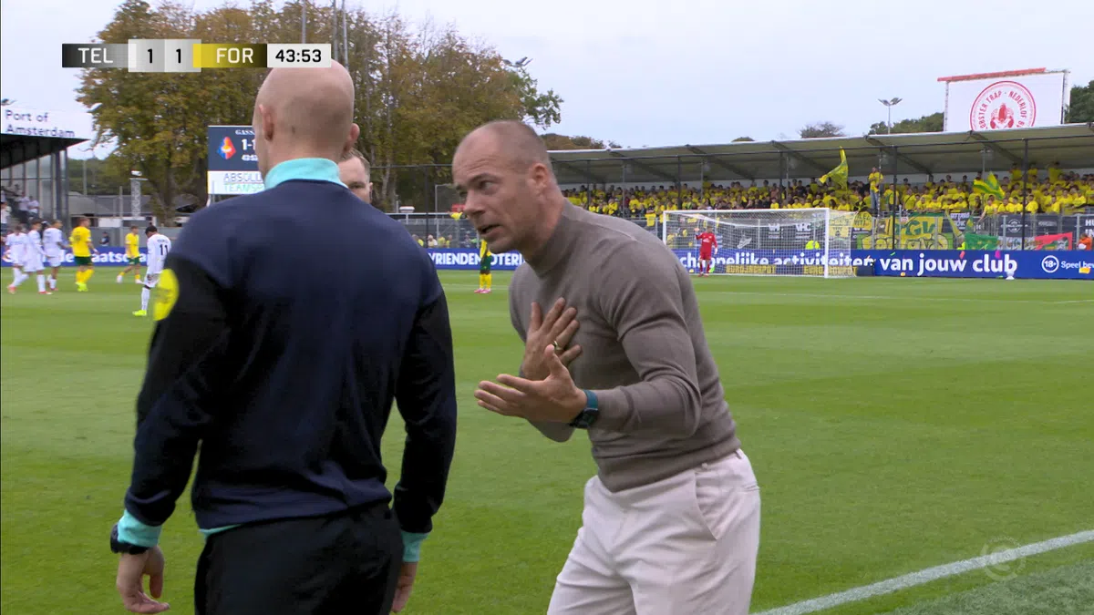 Buijs krijgt onterechte gele kaart: woorden richting vierde man duidelijk hoorbaar