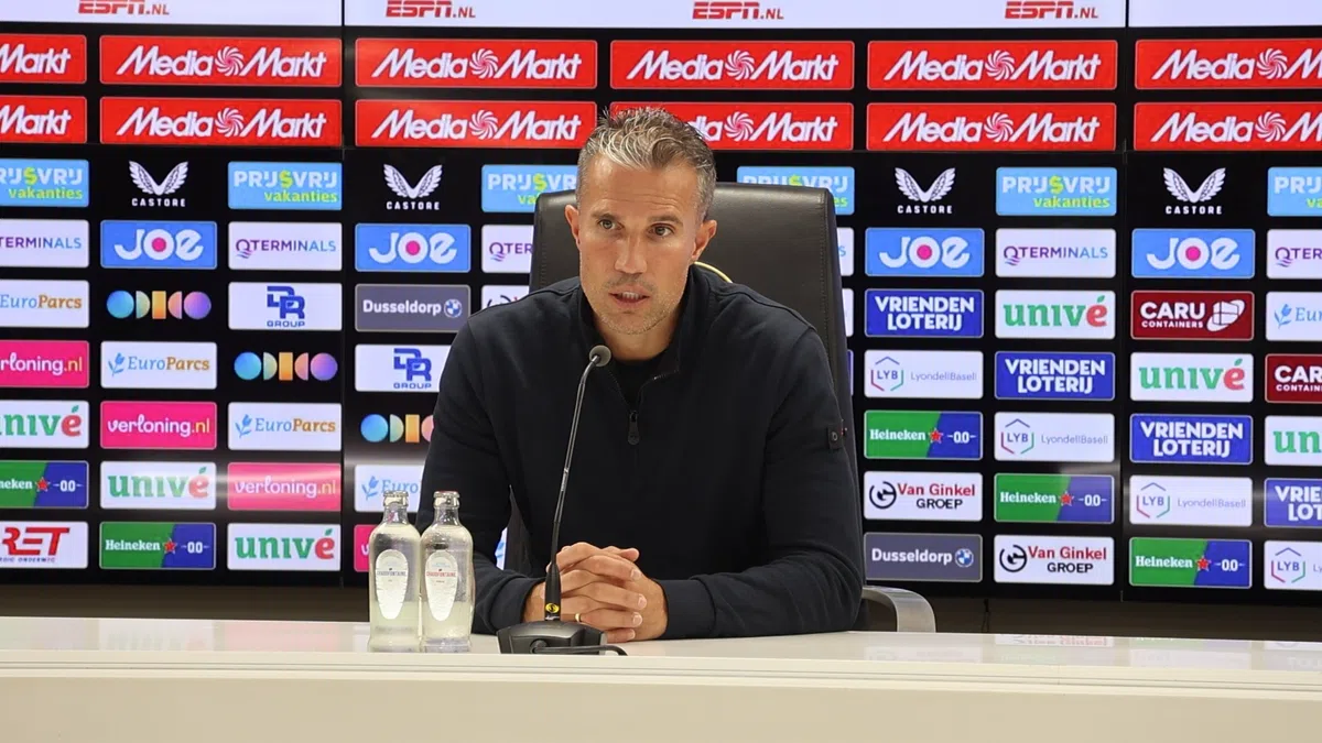 Van Persie trekt zich niks aan van Fortuna-tactiek: 'Dat is aan de scheids'