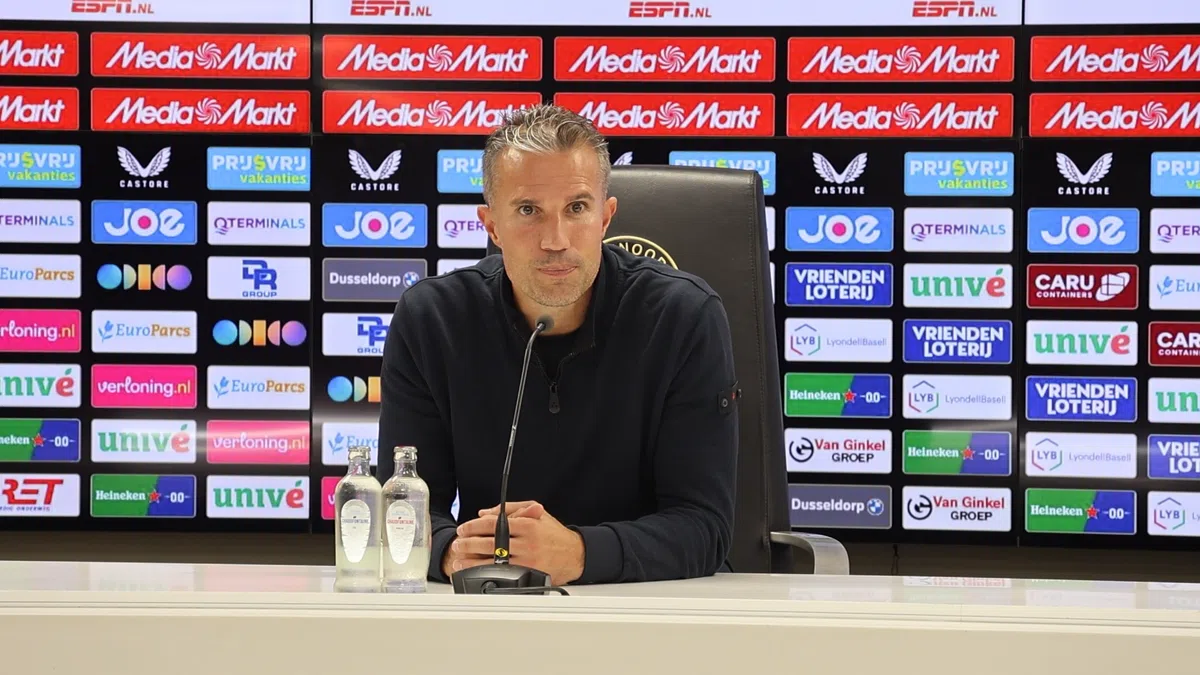 Van Persie geniet tijdens Feyenoord-zege: 'Zelfs met klote weer zit De Kuip vol'