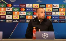 Thumbnail for article: Geprikkelde Heitinga bijt van zich af: 'Luister, laat dit geen ding worden'