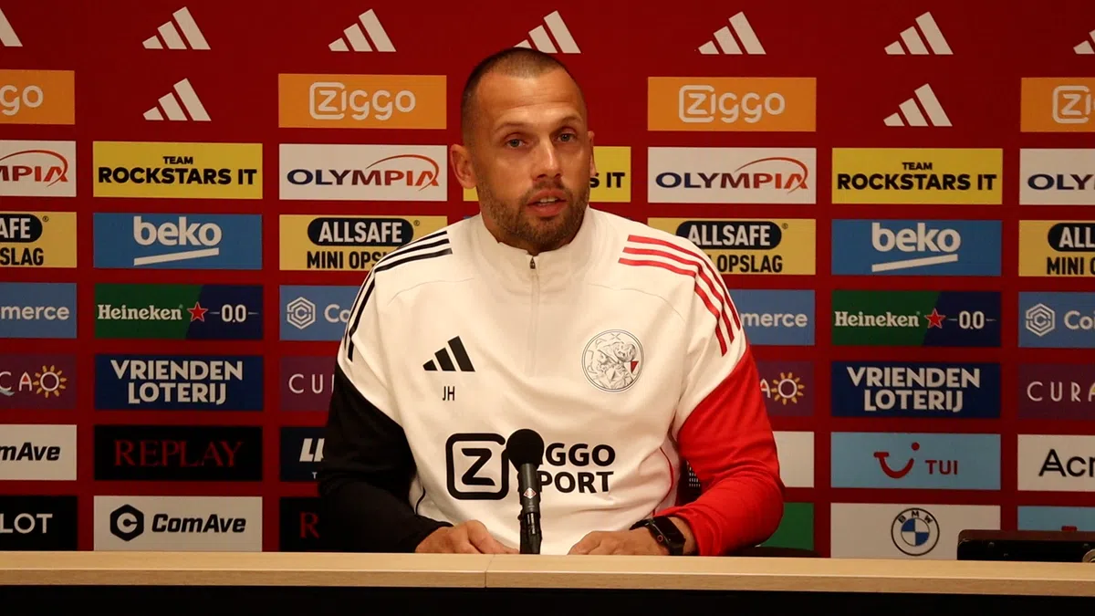 Heitinga: 'Ik bel elke dag met Alex Kroes, maar ik bepaal de opstelling'