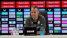 Thumbnail for article: Van Persie grapt over uitspraken van media: 'Als ik jullie moet geloven wel'