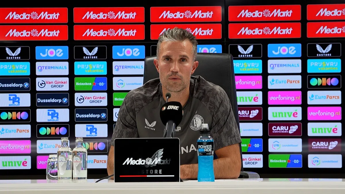 Van Persie kampt met luxeprobleem: 'Je wil wel vastigheden hebben'