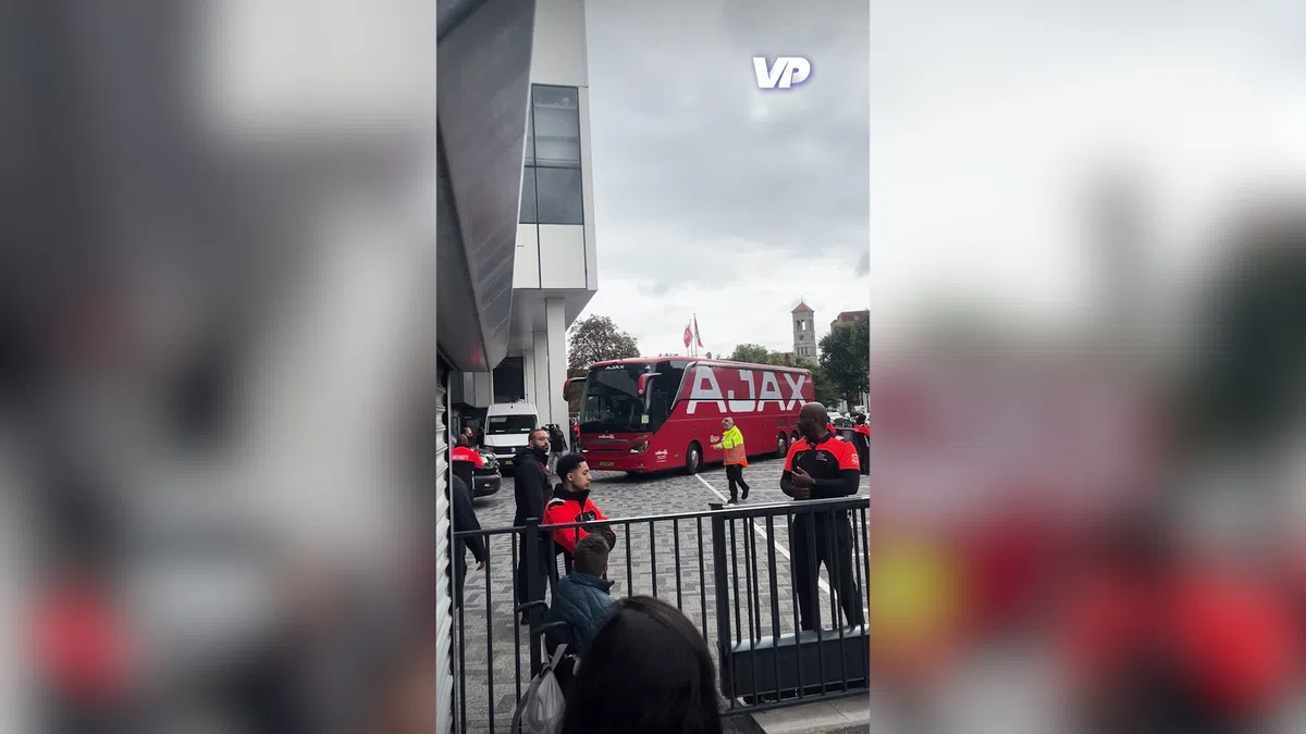 Ajax komt aan Philips Stadion, PSV-fans uiten irritaties richting Amsterdammers