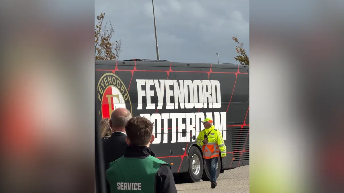Feyenoord maakt zich op voor topduel met AZ: ploeg arriveert in Alkmaar