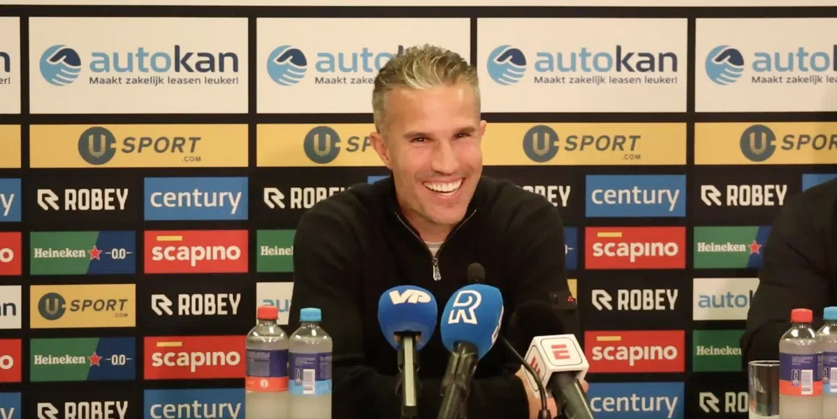 Van Persie wisselt door zweetvlek van stoel op persconferentie Feyenoord