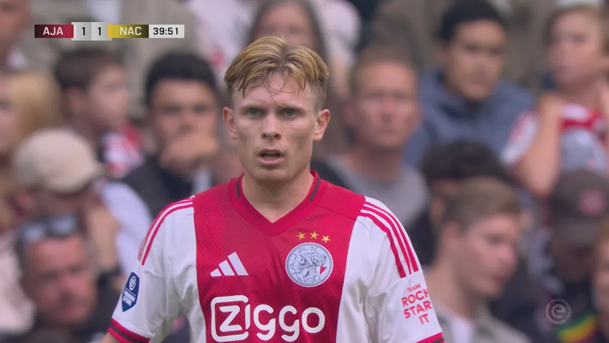 Bizar moment Ajax: Edvardsen strikt veters, vrije trap Klaassen komt niet aan
