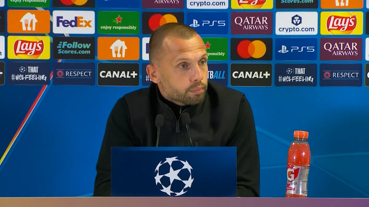 Heitinga gaat achter Ajax-spelers staan: 'Complimenten aan de jongens'