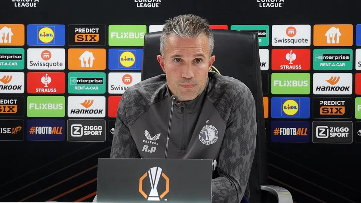 Van Persie leeft mee met Heitinga: 'Ik vind het vervelend, dat meen ik serieus'
