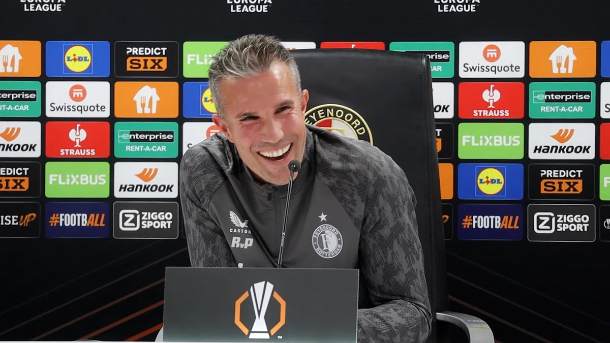 Van Persie verklapt basisspeler voor duel met Villa: 'Toch weer laten overhalen'