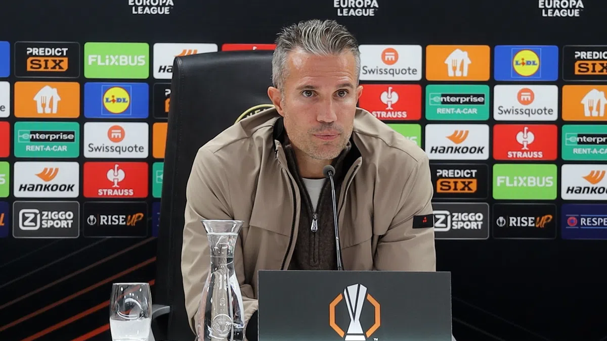 Van Persie ziet dat Feyenoord goal is ontnomen: 'Arbiter zei aantal keer sorry'