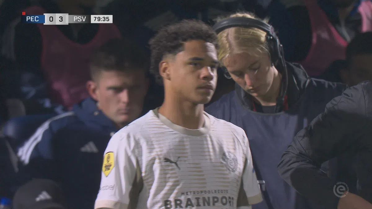 Fraai moment: talent (17) debuteert bij PSV, Saibari komt met bemoedigende woorden