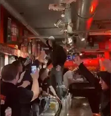 Thumbnail for article: Heerlijke beelden: Vlap bij Twente-afscheid getrakteerd op gigantische bierdouche