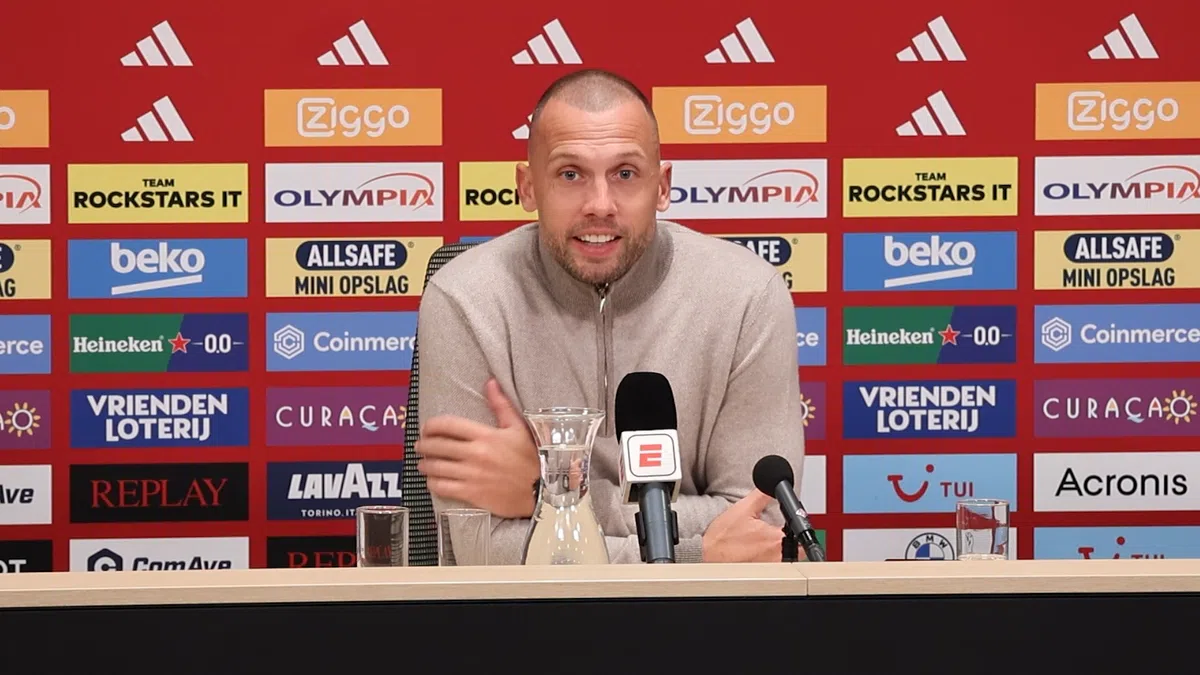 Heitinga grapt over incident met vierde official: 'Moest hem in bedwang houden'