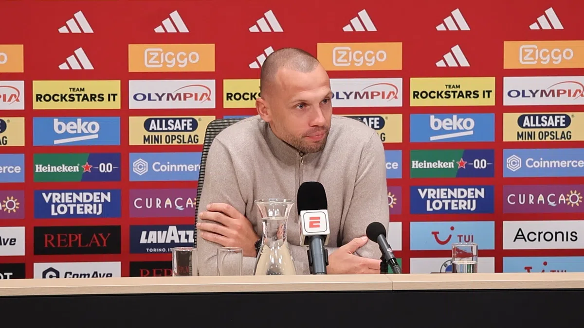 Heitinga lacht na kritische vraag: 'Geen lijdensweg, genoeg aanknopingspunten'