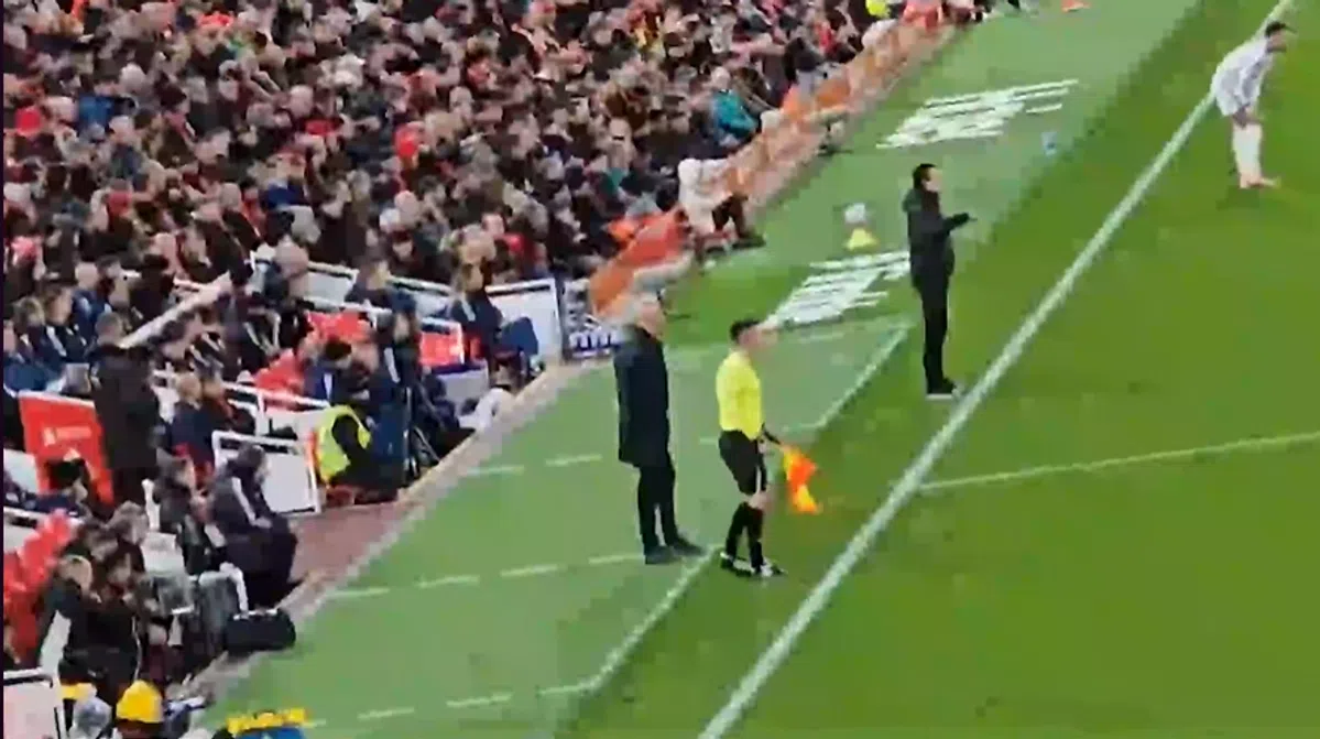 Prachtige beelden: geplaagde Slot wordt luidkeels toegezongen op Anfield