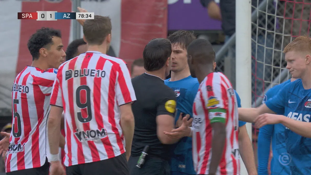 Het veelbesproken moment: Makkelie geeft Wouter Goes een duw