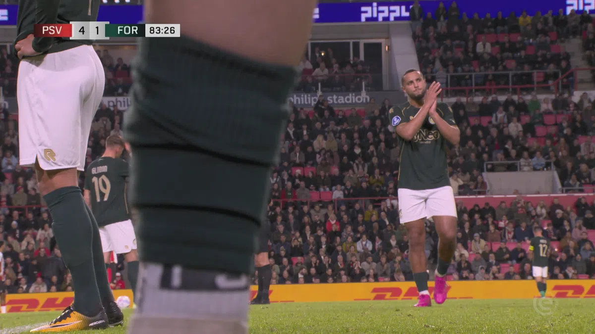 Kippenvelmoment voor Ihattaren: PSV-supporters geven luid applaus bij wissel