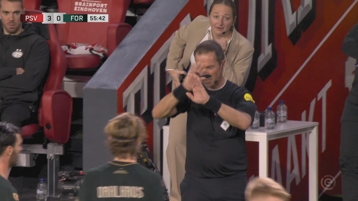 De beelden: Nijhuis geeft Fortuna na VAR-moment geen strafschop tegen PSV