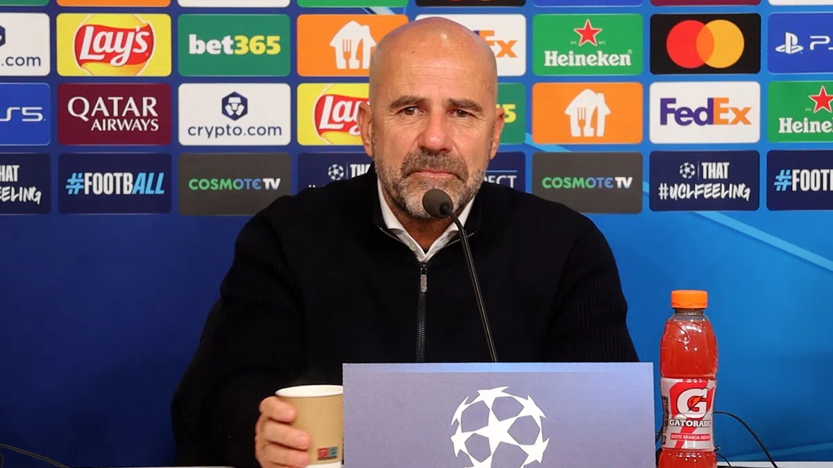 Bosz windt zich op bij PSV: 'Ik dacht dat hij zijn tweede gele kaart kreeg...'