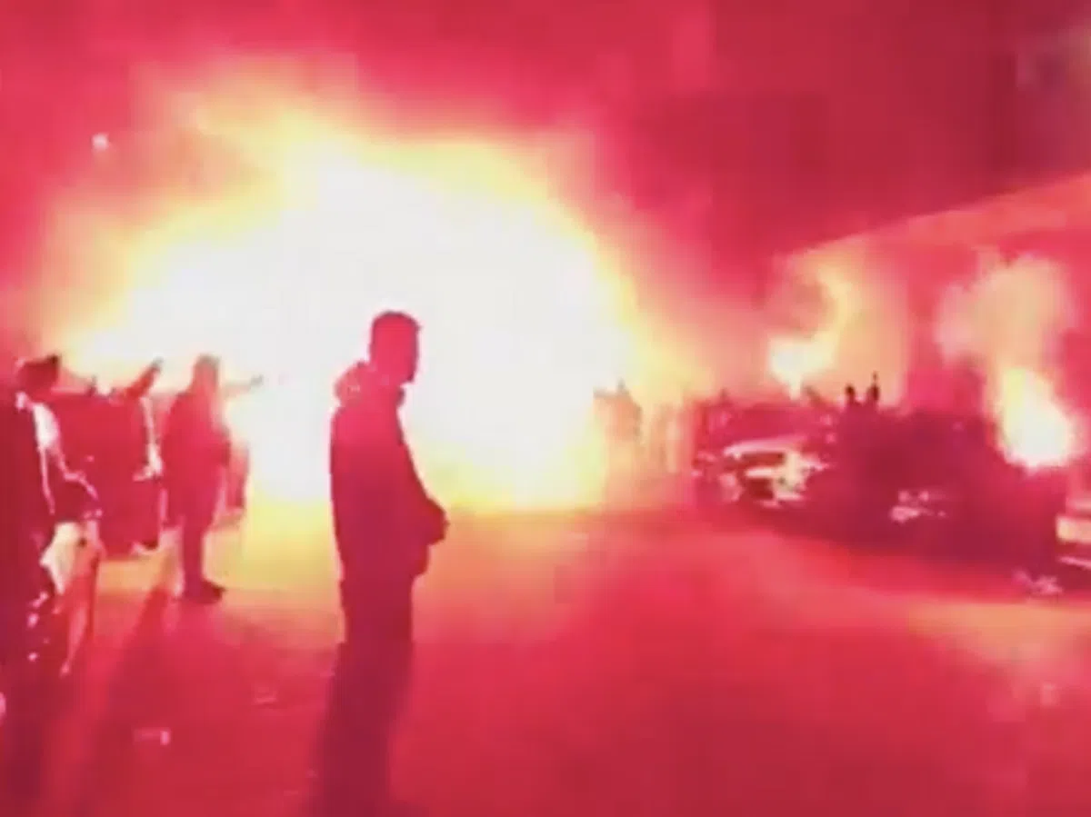 Supporters Galatasaray laten van zich horen: vuurwerkshow bij aankomst spelersbus