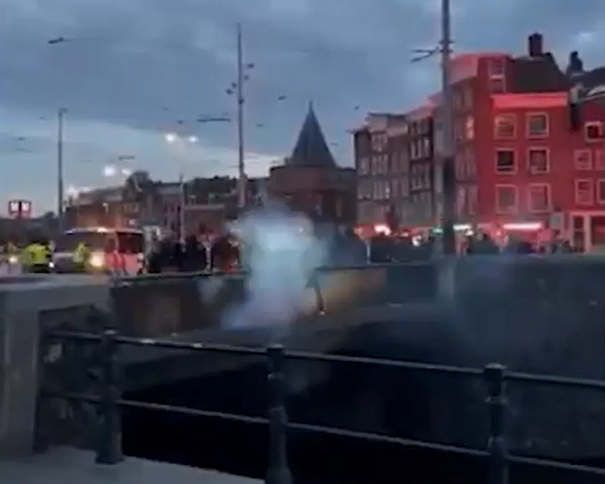 De beelden: spanningen in Amsterdam, politie arresteert meerdere Galatasaray-fans