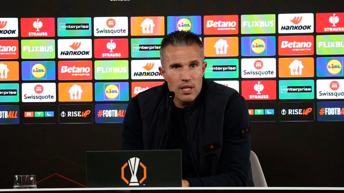 Ontslag Heitinga raakt ook Van Persie: 'Ik hoop dat het goed gaat met John'