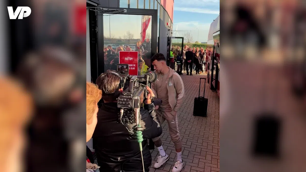 PSV arriveert met basisspeler Til bij het AFAS Stadion voor duel met AZ