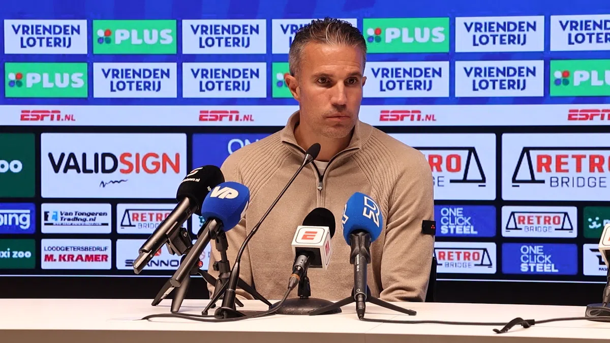 Van Persie zichtbaar teleurgesteld: 'Een eerste helft van een te laag niveau'