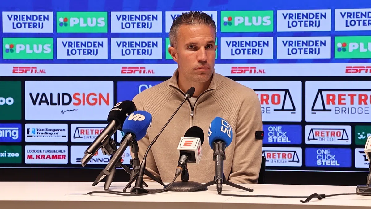 Van Persie verklaart vroege wissel: 'Hij zat er vandaag niet lekker in'