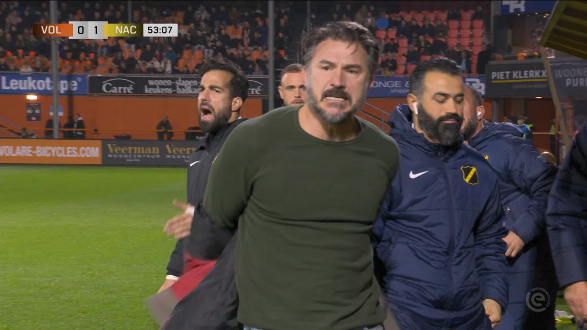 Hoefkens of Kraay? NAC-trainer is emotie niet de baas en gooit met jasje