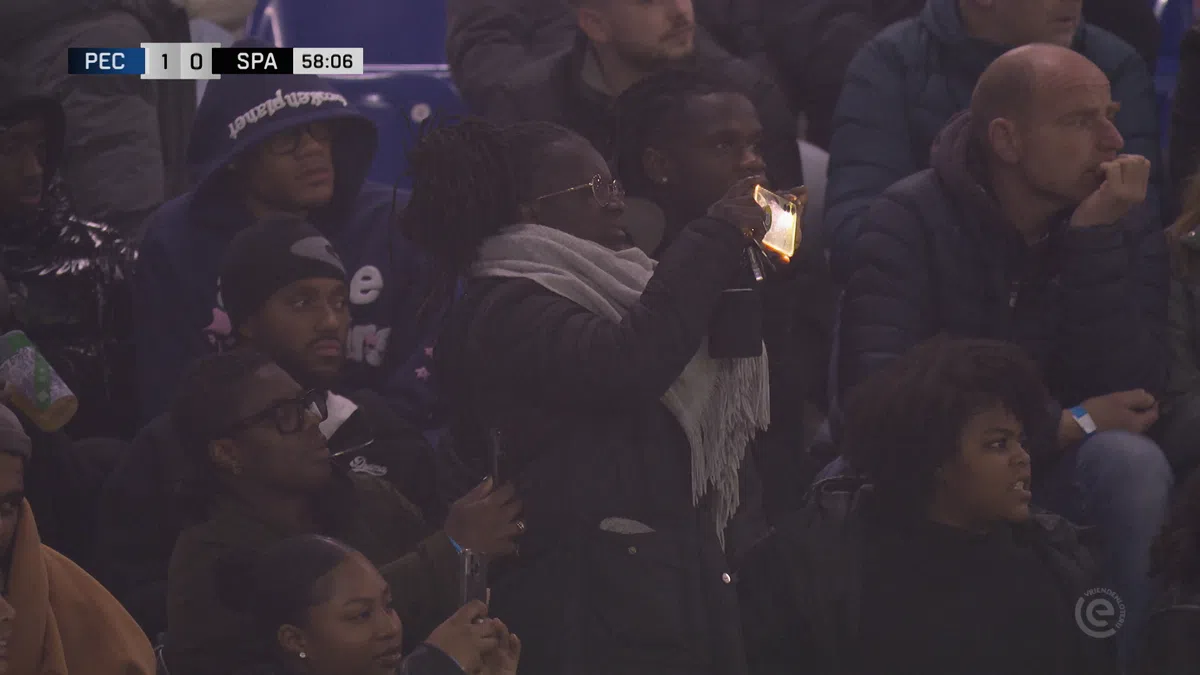 Mooi moment in Zwolle: broers Santos en Monteiro samen op het veld