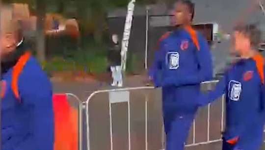 Valente en Emegha voor het eerst op het veld tijdens training Oranje