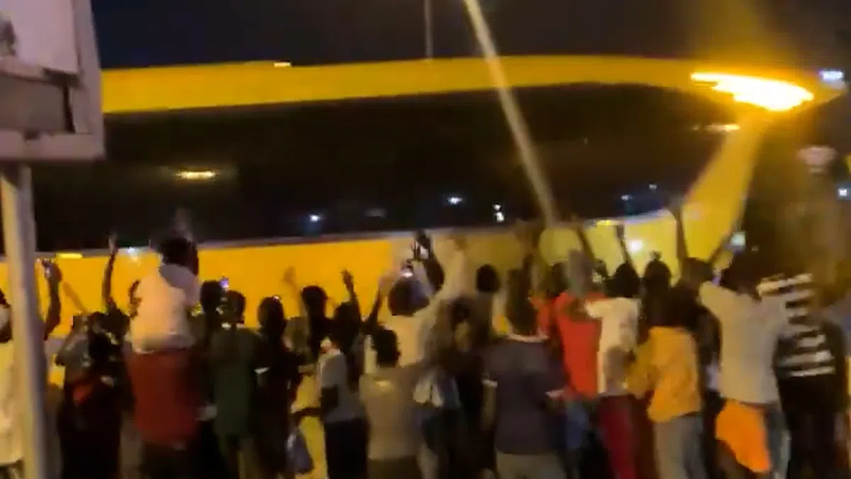 De beelden: Gigantische groep Angola-fans scanderen 'Messi' voor oefenwedstrijd