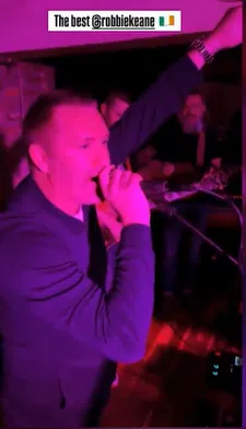 Geweldige beelden: Ierse legende Keane zingt Parrott-liedje in stampvolle kroeg