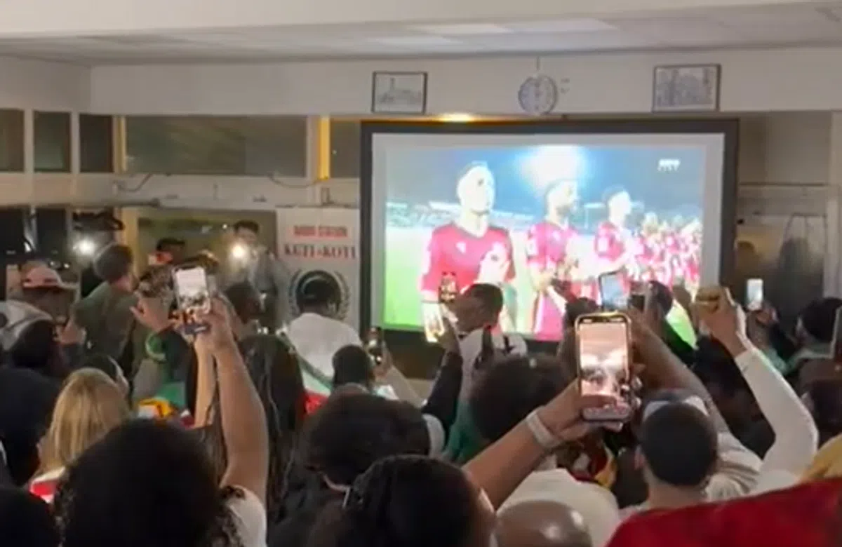 Prachtige beelden: Surinaamse fans zingen tonen hun passie voor cruciaal duel