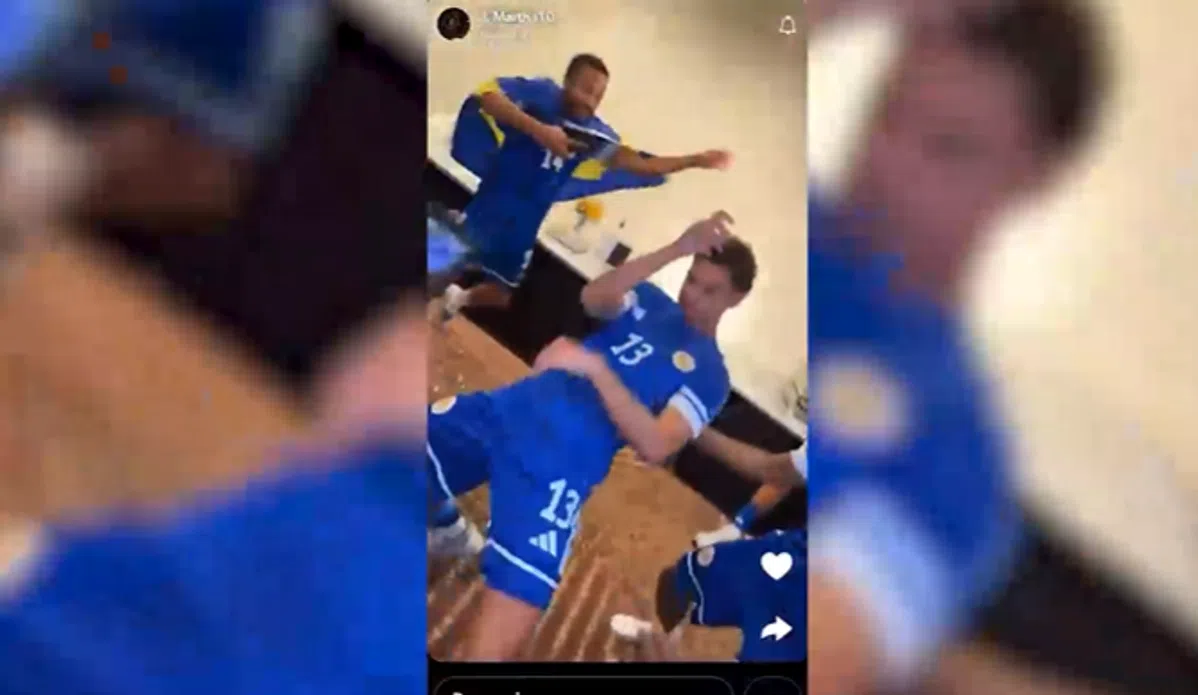 Heerlijk: Curaçao-spelers dansen erop los en vieren WK-kwalificatie in hotel