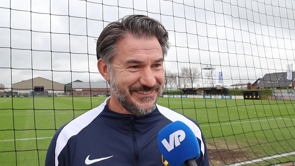 NAC-trainer Hoefkens looft Eredivisie-collega: 'Bewonderenswaardige carrière'
