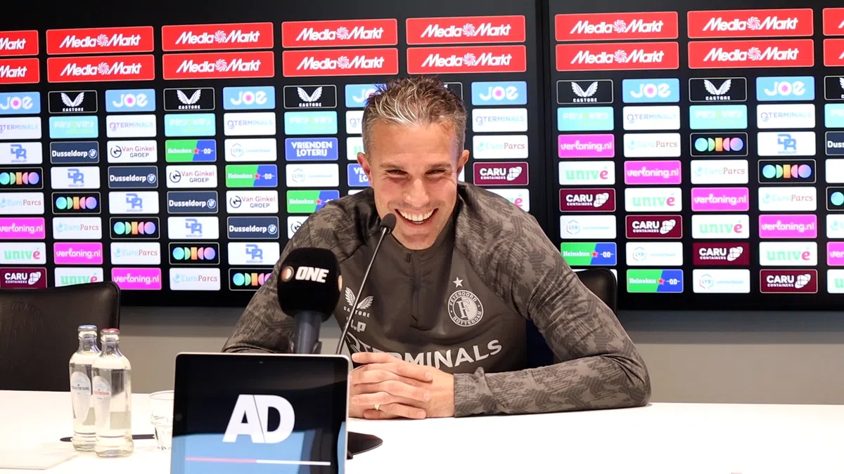 Van Persie gevraagd naar Feyenoord-debuut: 'Je moet me even helpen'