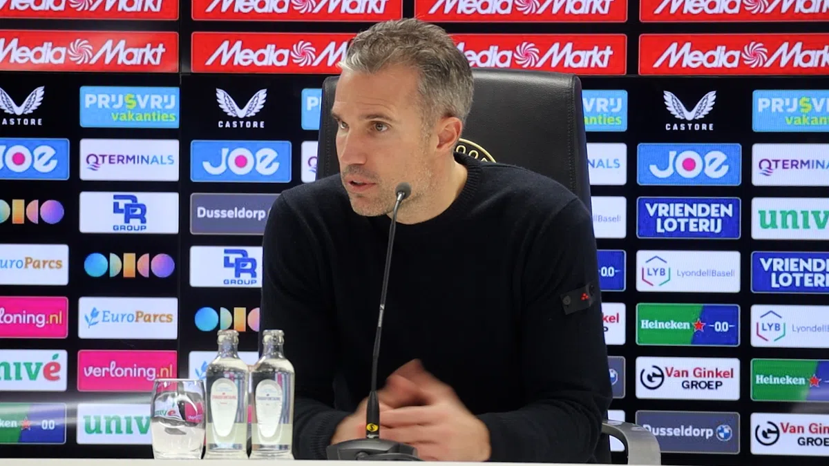 Van Persie spaart eigen speler niet: 'Als je dat niet kan opbrengen, ga je eraf'