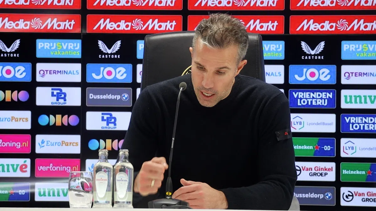 Van Persie hekelt keuzes middenvelders: 'Dat moet veel beter'