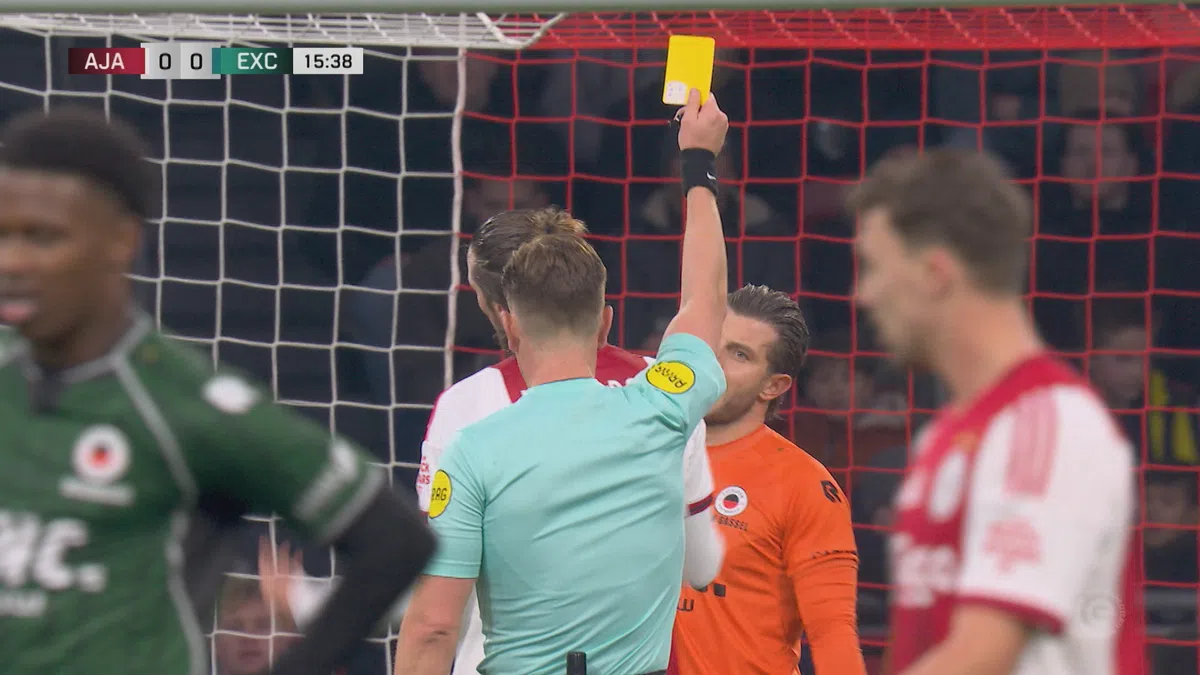 Irritatie bij Weghorst: Ajax-spits krijgt geel na opmerkelijke actie